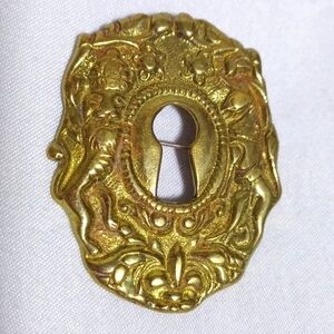 WILLIAMSBURG KEY HOLE BROOCH brass and iron reproduction COLLECTORS ITEM